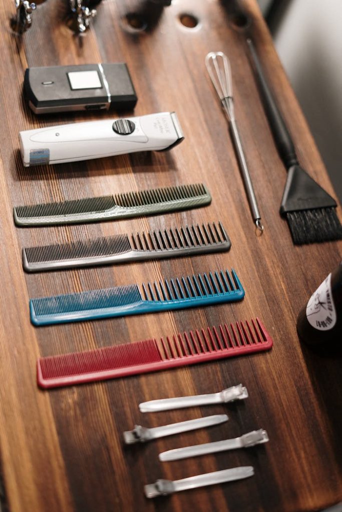 Productos y peines para el estilo y cuidado capilar masculino.